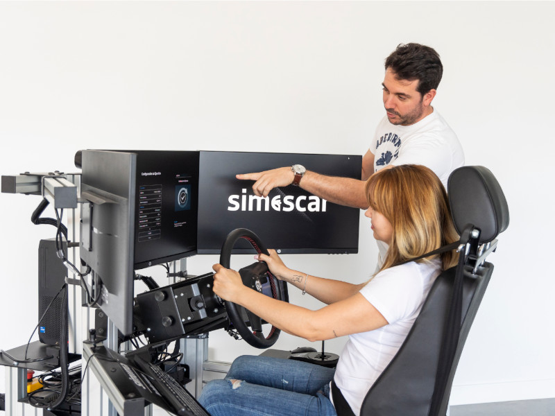 Alumna e instructor practican con Simescar Lite