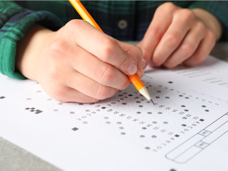 alumno realizando el examen de profesor de autoescuela (representación)